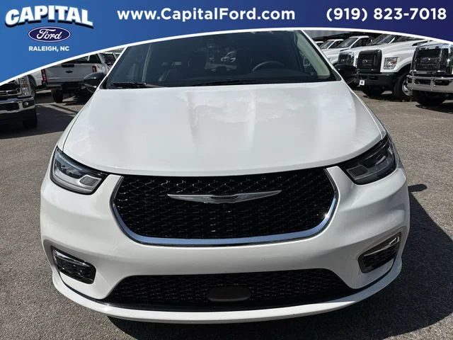 Used 2024 White Chrysler Limited image 10