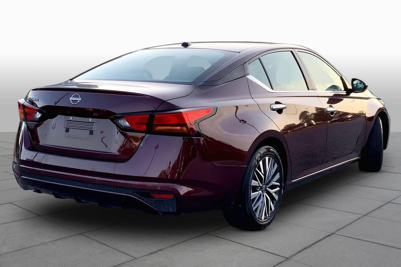 Used 2025 Garnet Pearl Metallic Nissan SV image 12
