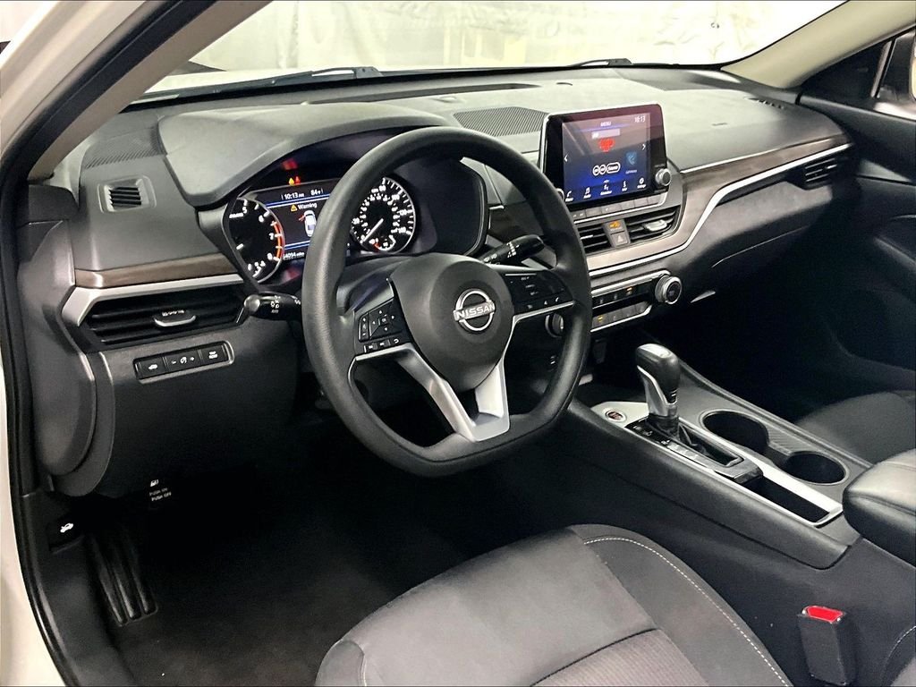 Used 2025 White Nissan 2.5 SV image 8