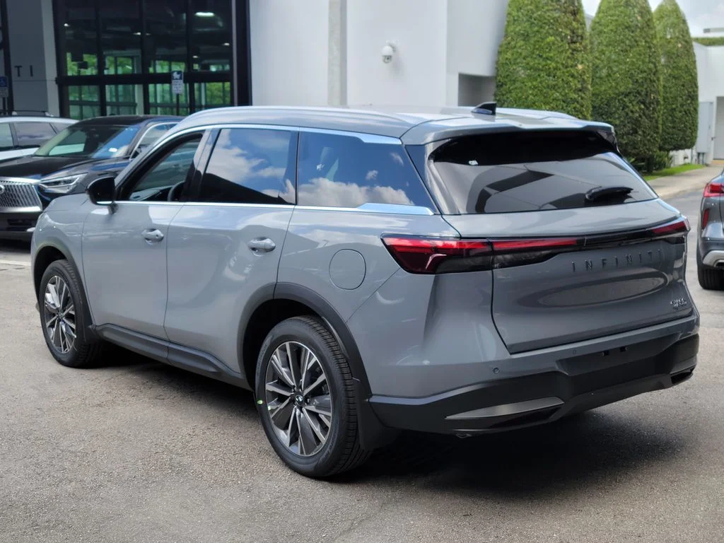 New 2027 HARBOR GRAY INFINITI Luxe FWD image 4