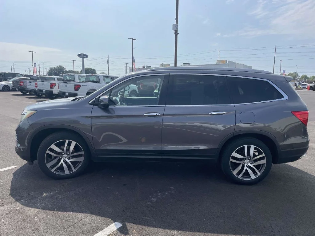 Used 2017  Honda Touring image 6