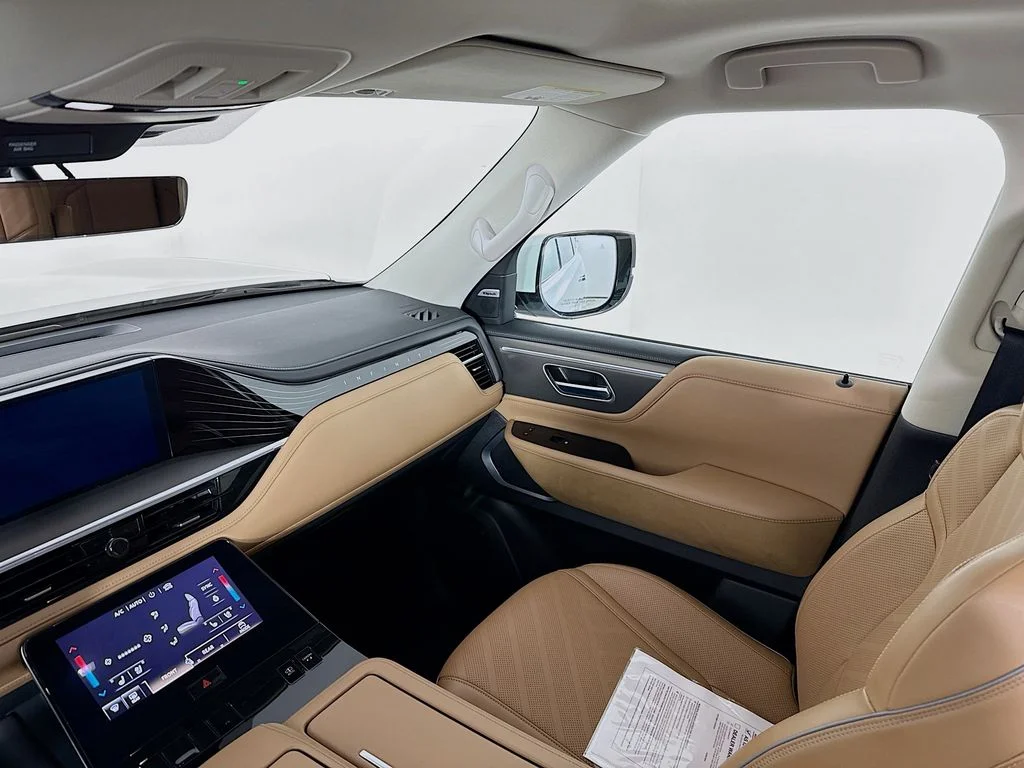 Used 2025 White INFINITI LUXE image 25