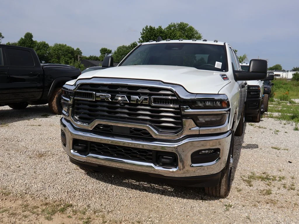 New 2026 Bright White Clear-Coat Exterior Paint RAM Tradesman image 4
