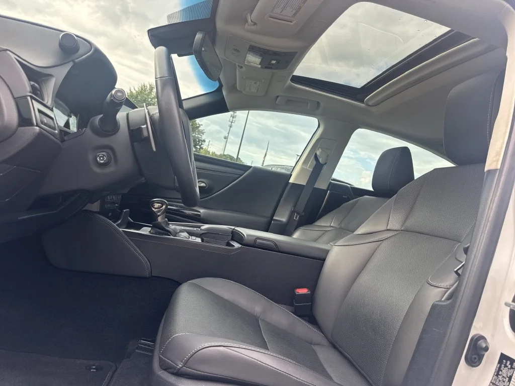 Used 2022 White Lexus 300h image 33