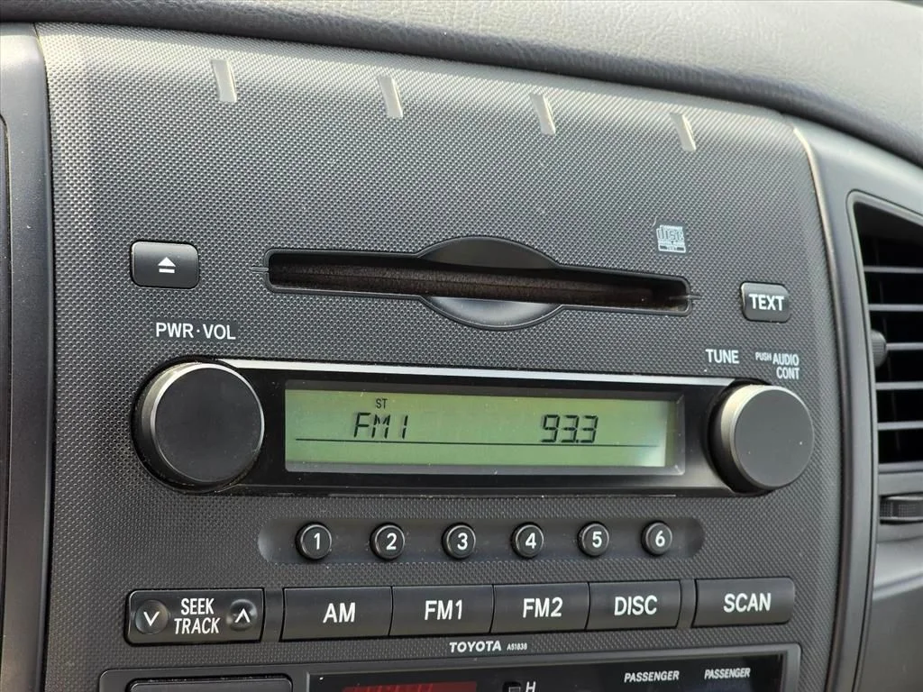 Used 2007 White Toyota  image 4