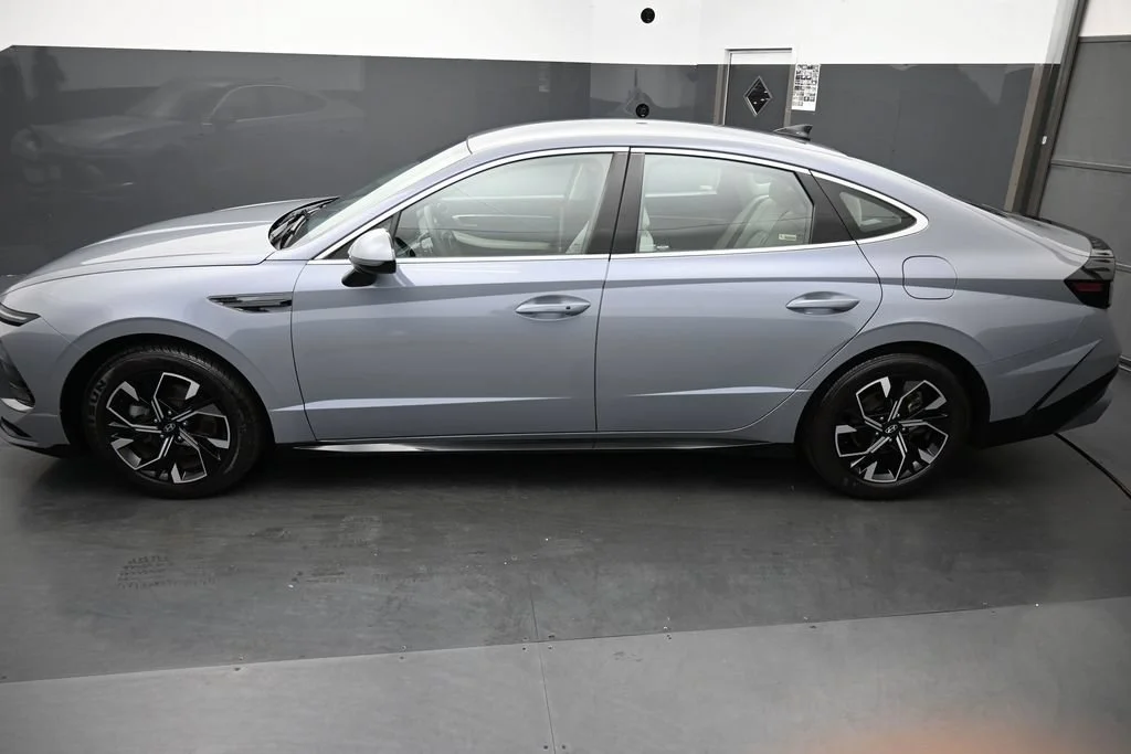 Used 2025 Blue Hyundai SEL image 5