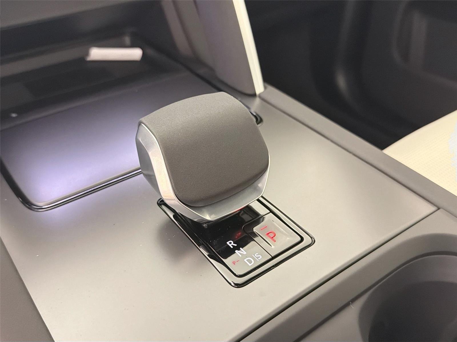 New 2026 Fuji White LAND ROVER  image 16