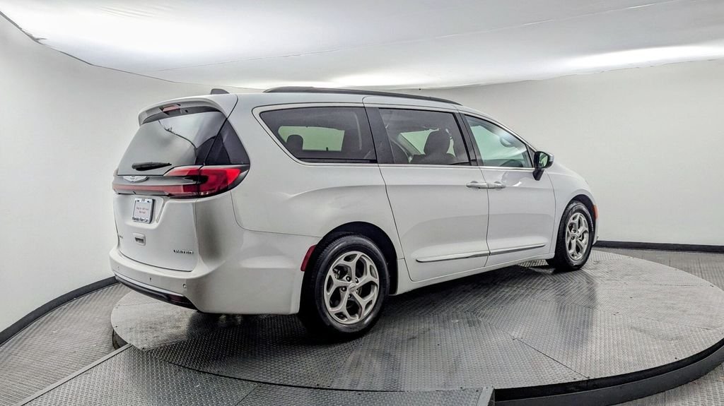 Used 2023 White Chrysler Limited image 4