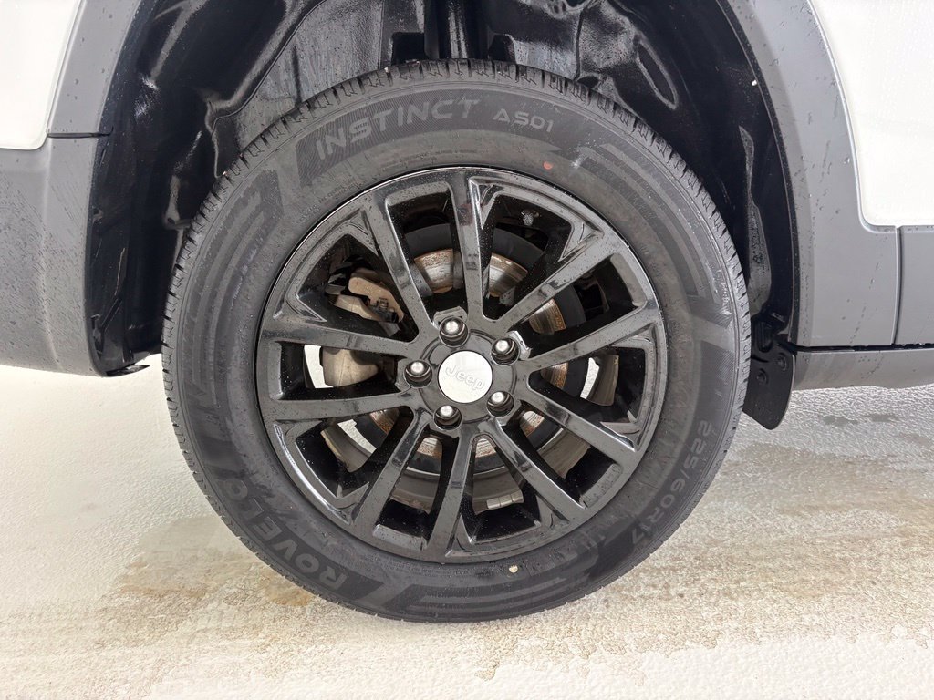 Used 2020 White Jeep Latitude image 21