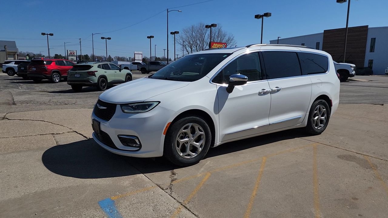Used 2023  Chrysler Limited image 3