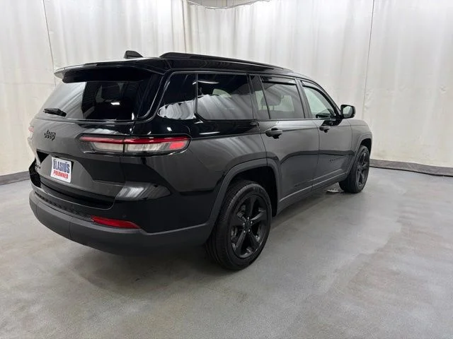 Used 2023 Black Jeep Altitude image 6