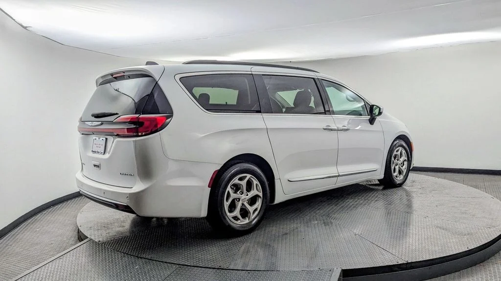 Used 2023 White Chrysler Limited image 4