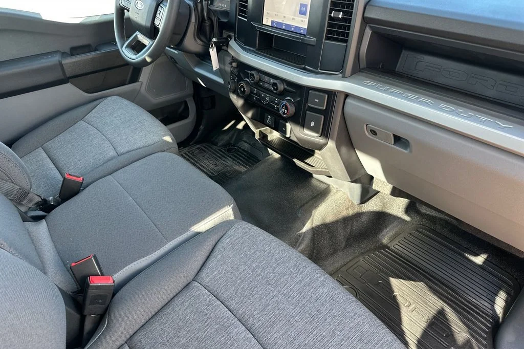 2025 Ford F-350 Super Duty Chassis Cab XLT - Photo 11