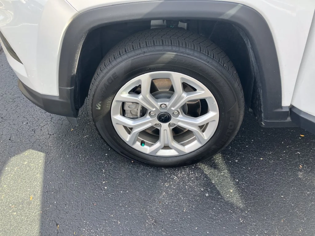 Used 2025 White Jeep Latitude image 28
