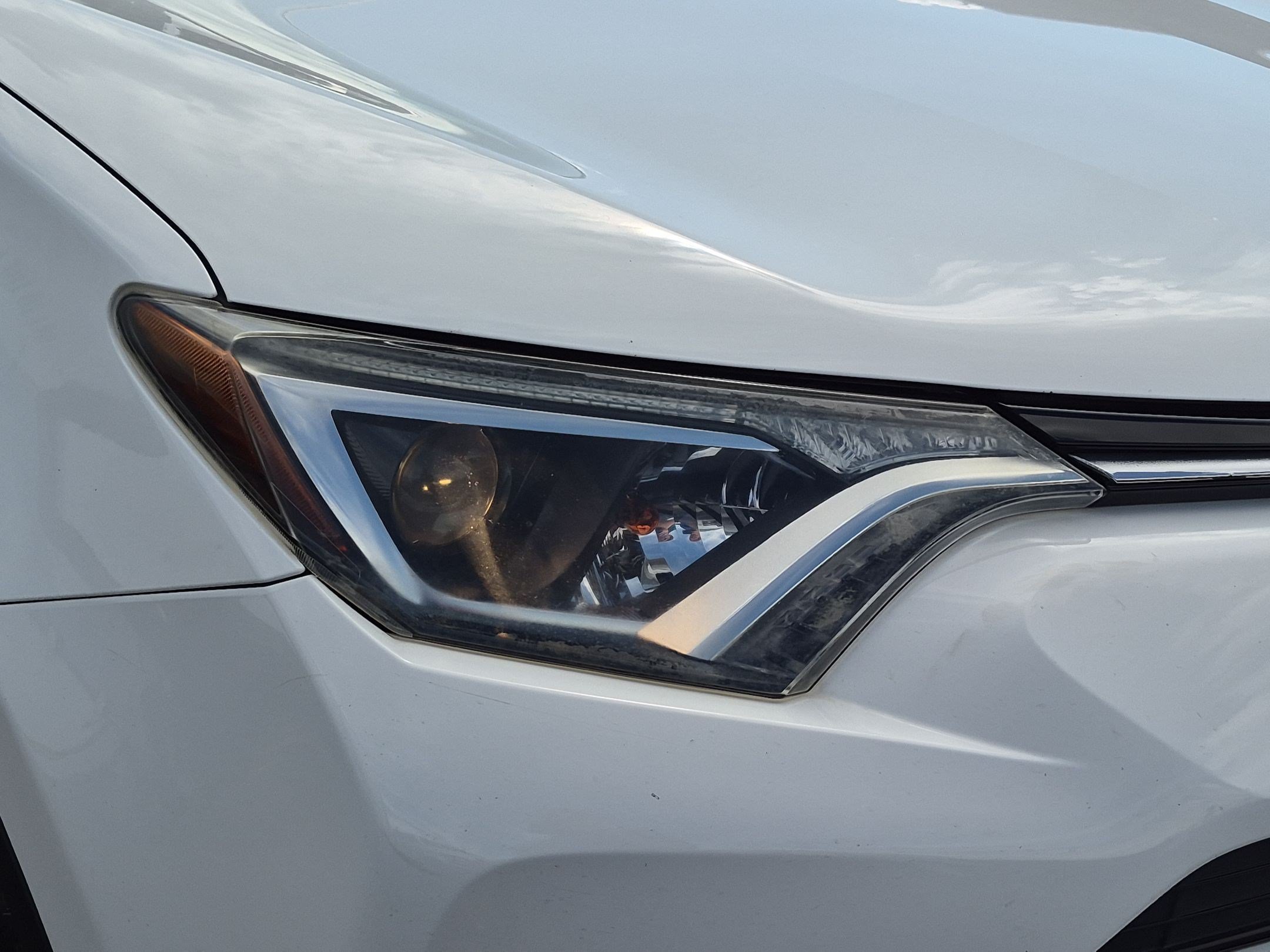 Used 2018 Super White Toyota XLE image 10
