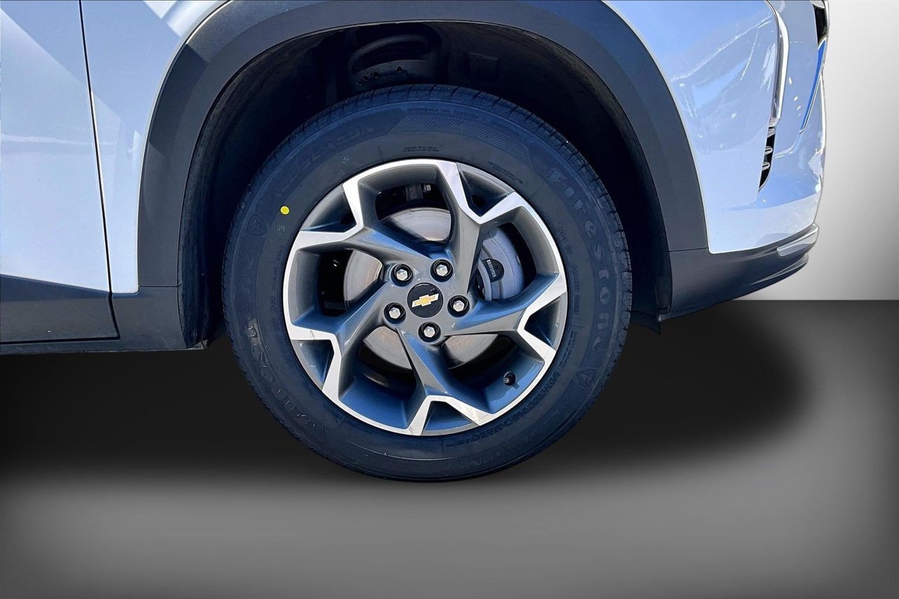 Used 2025 White Chevrolet LT image 32