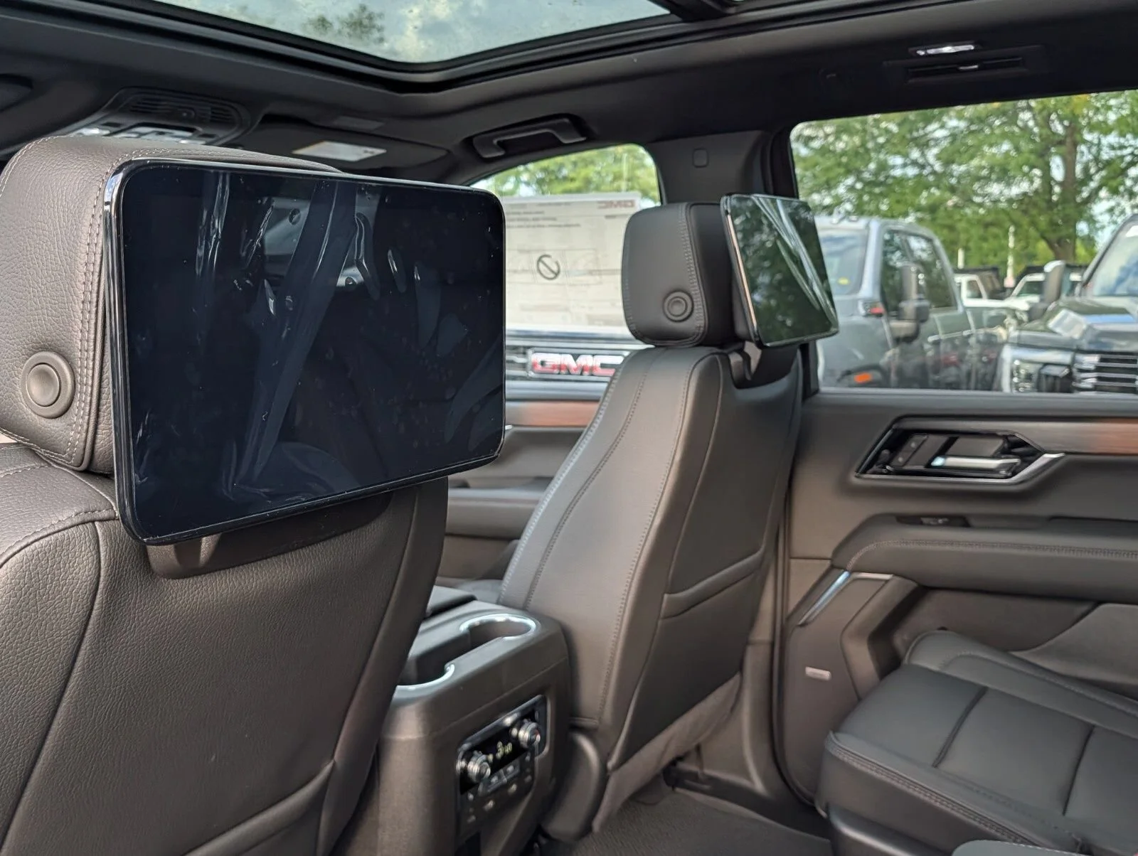 2026 GMC Yukon Denali - Photo 6