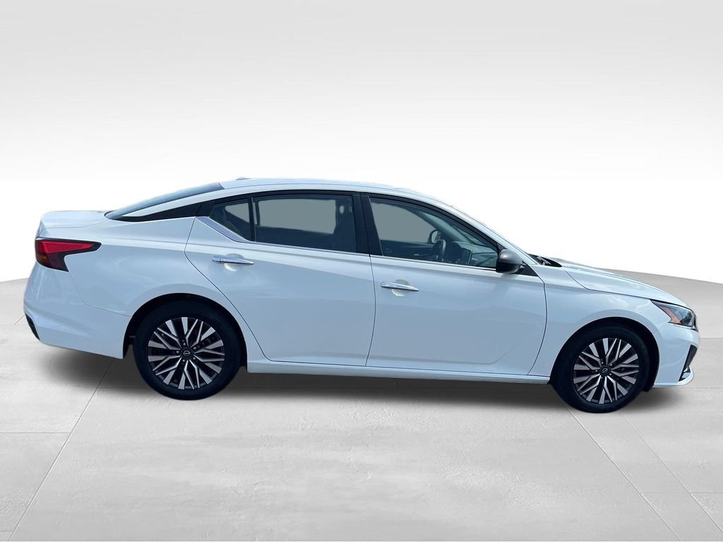 Used 2025 White Nissan 2.5 SV image 6