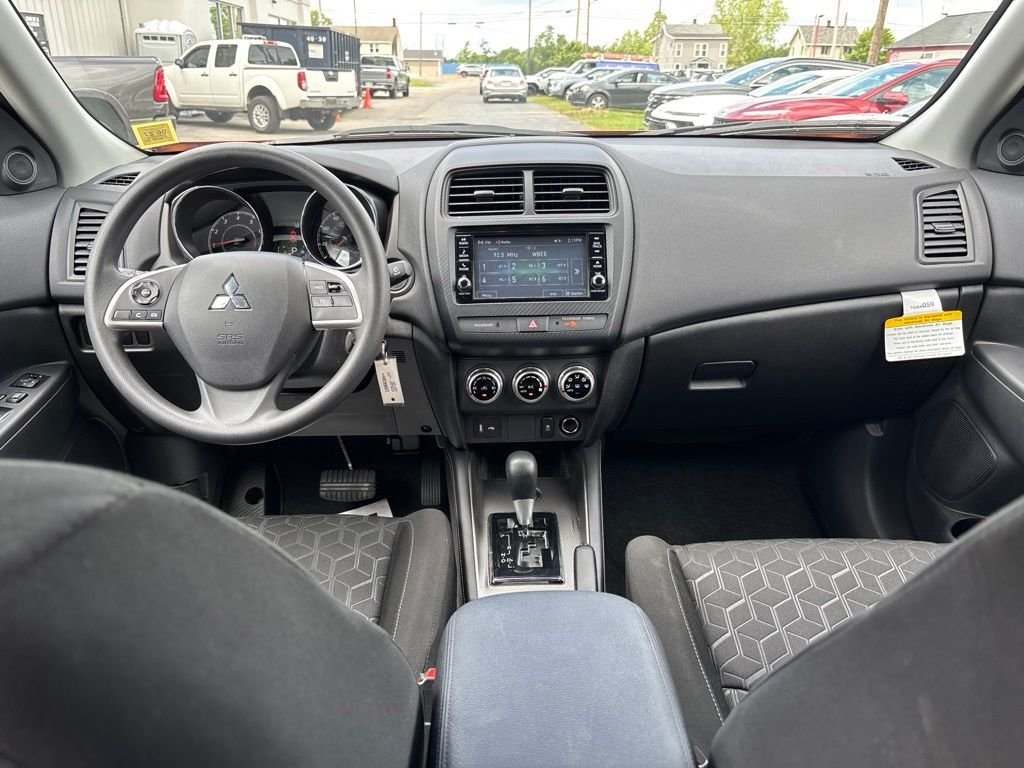 Used 2024  Mitsubishi 2.0 ES image 27