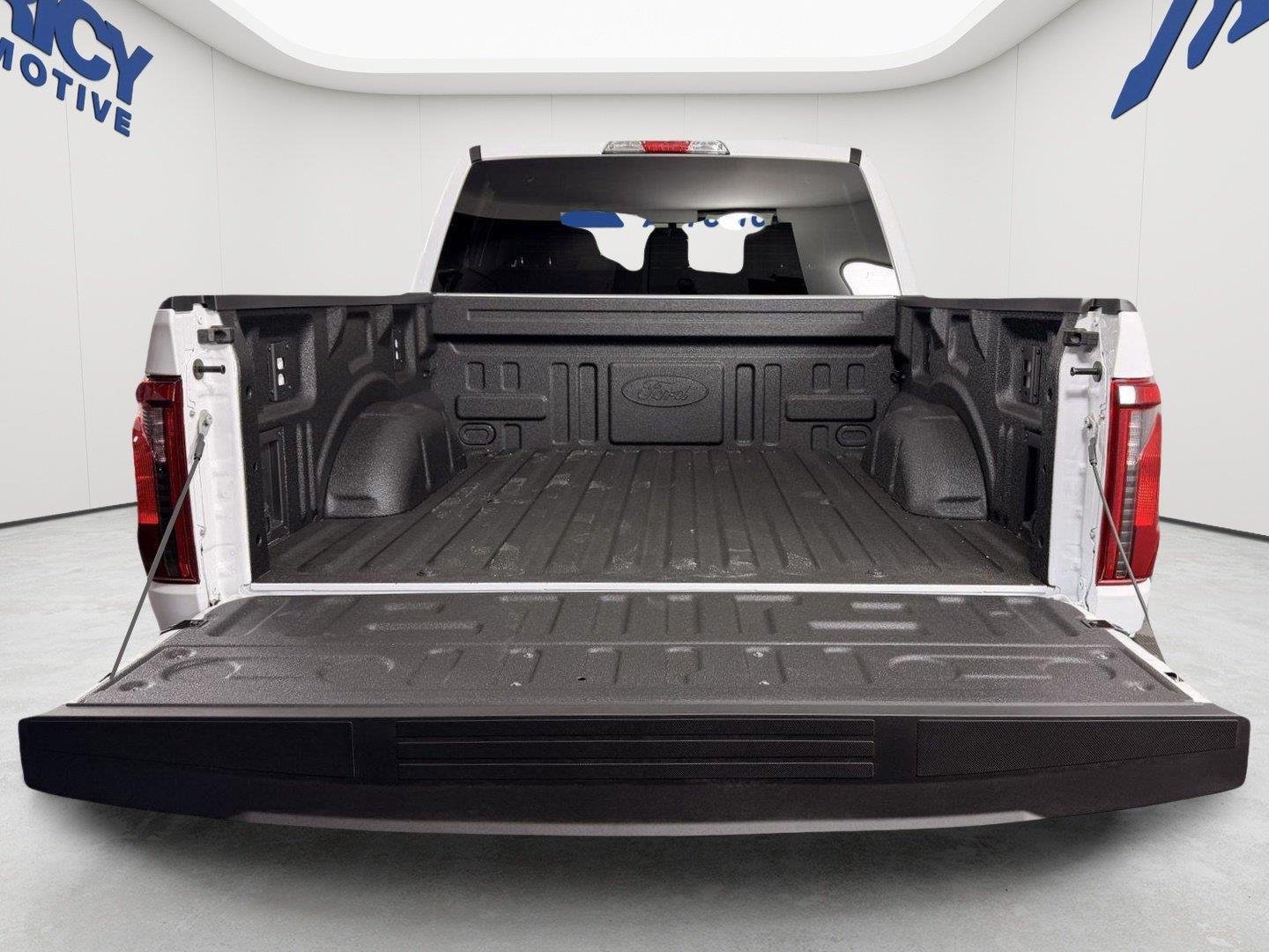 New 2026 Oxford White Ford XLT image 7