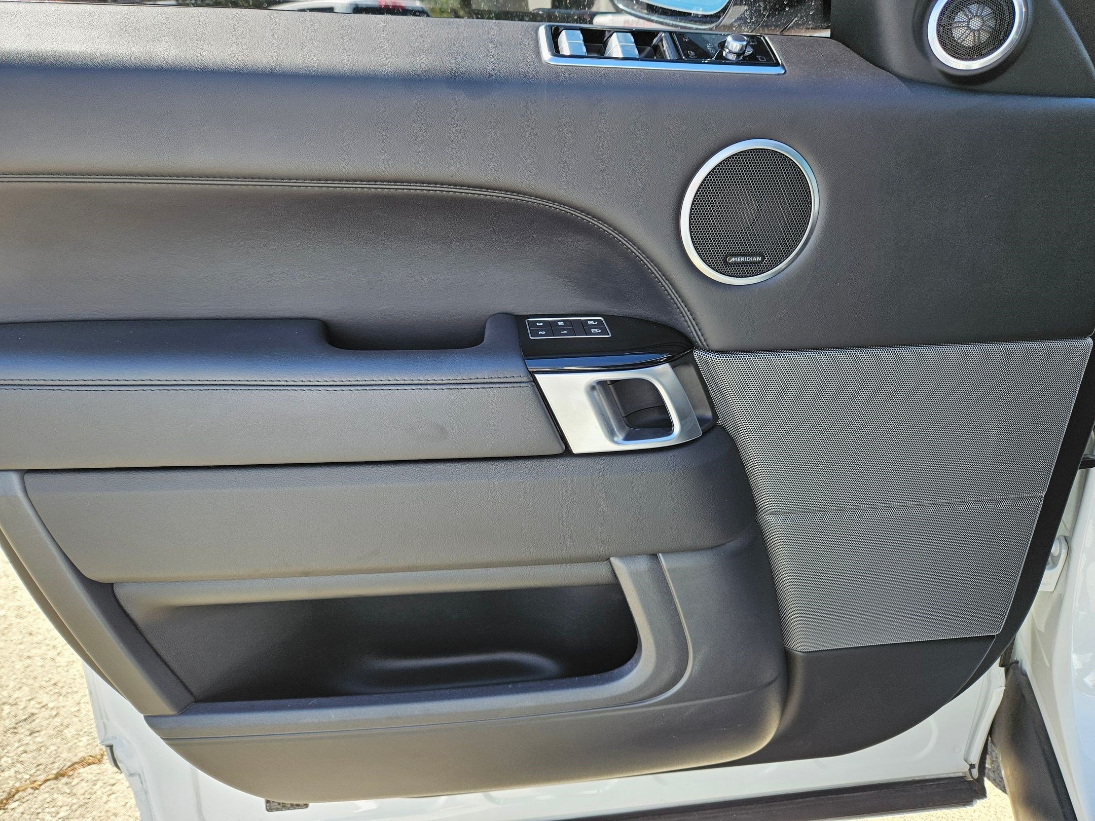 Used 2022 White Land Rover HSE Dynamic image 12