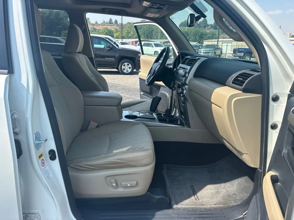 Used 2010 Blizzard Pearl Toyota SR5 image 9