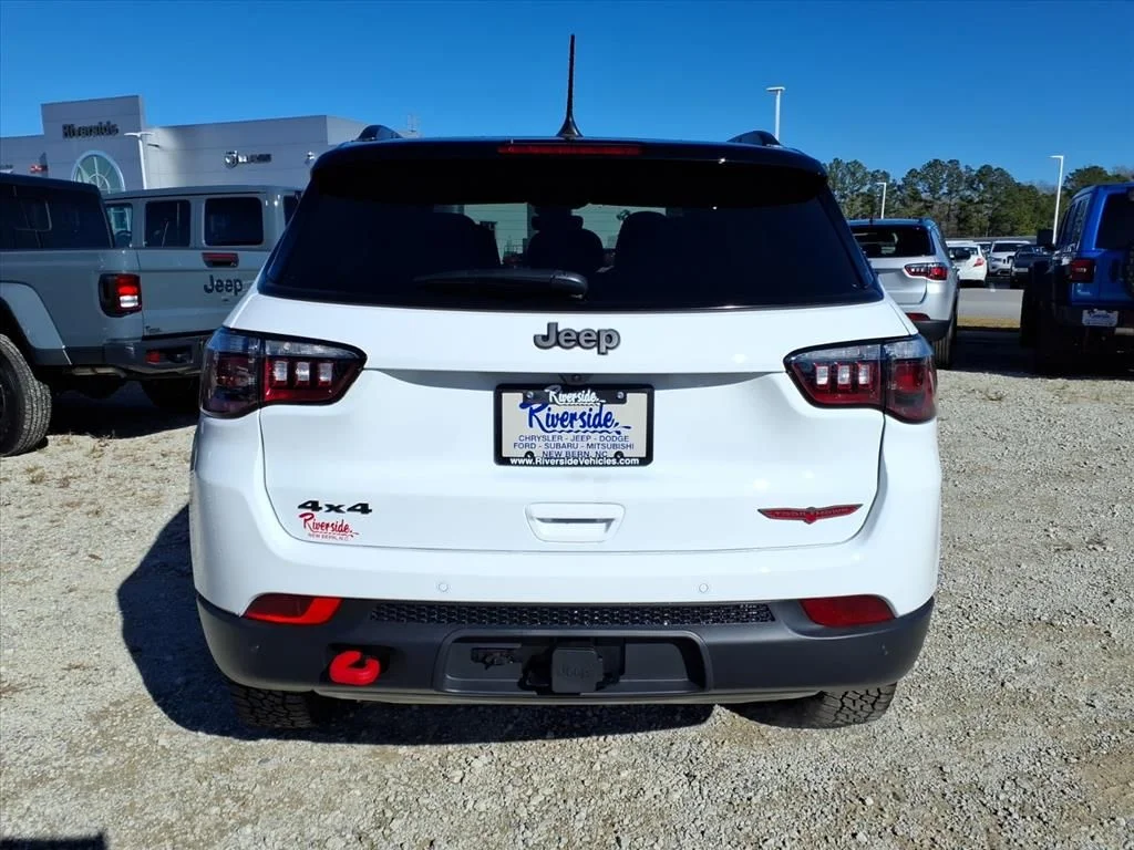 New 2026 Bright White Clear-Coat Exterior Paint Jeep Trailhawk image 2