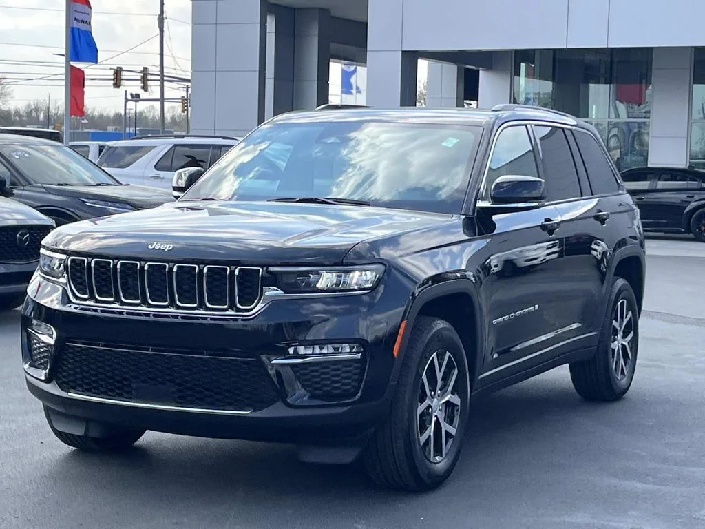 Used 2025 Diamond Black Crystal Pearlcoat Jeep Limited image 3