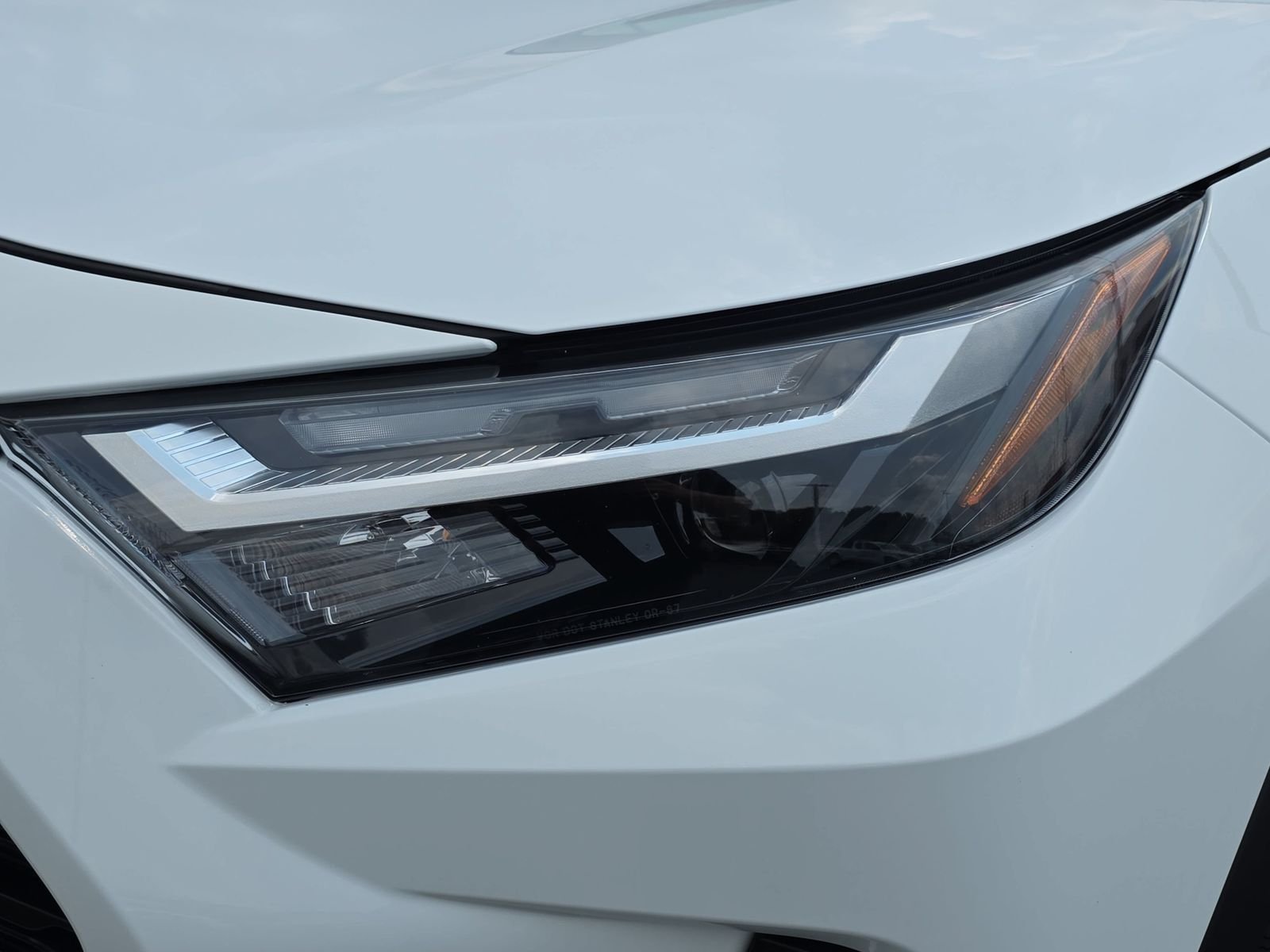 Used 2022 White Toyota XLE image 31
