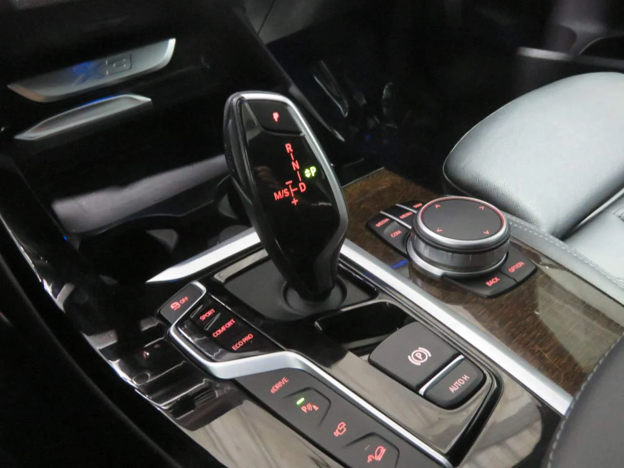 Used 2020 Dark Graphite Metallic BMW xDrive30e image 16