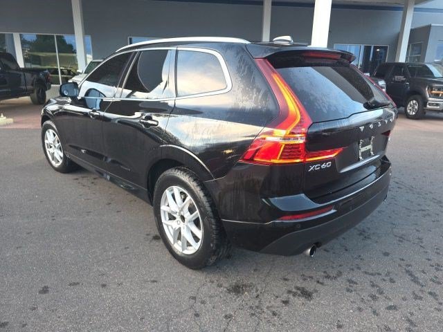Used 2020 Onyx Black Metallic Volvo Momentum image 3