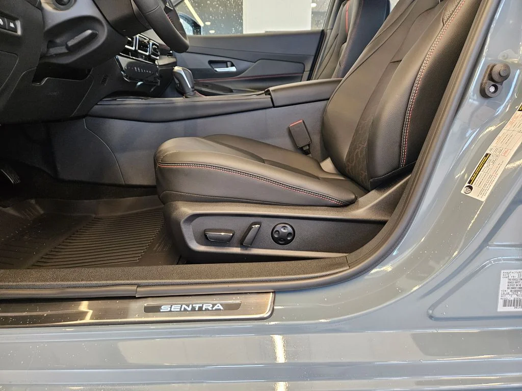 New 2026 Atlantic Gray Metallic / Super Black Two-tone Nissan SR image 15