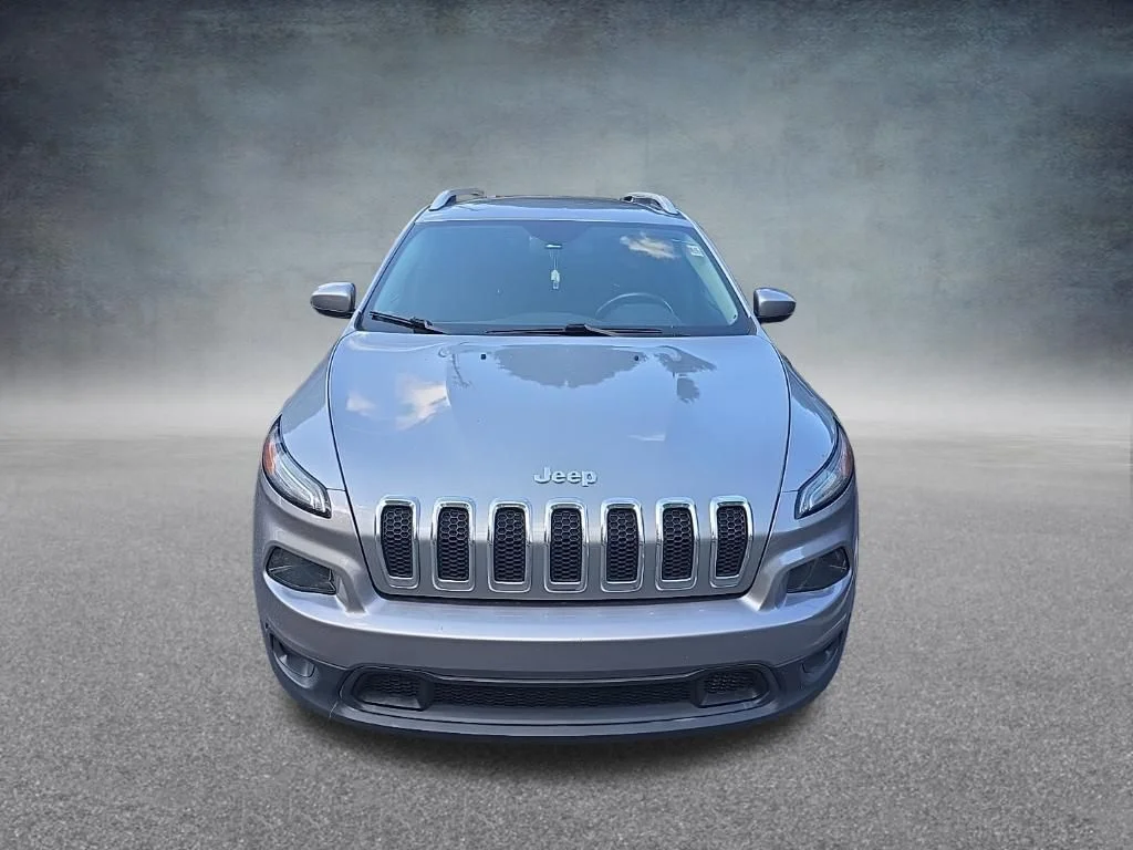 Used 2017 Silver Jeep Latitude image 3