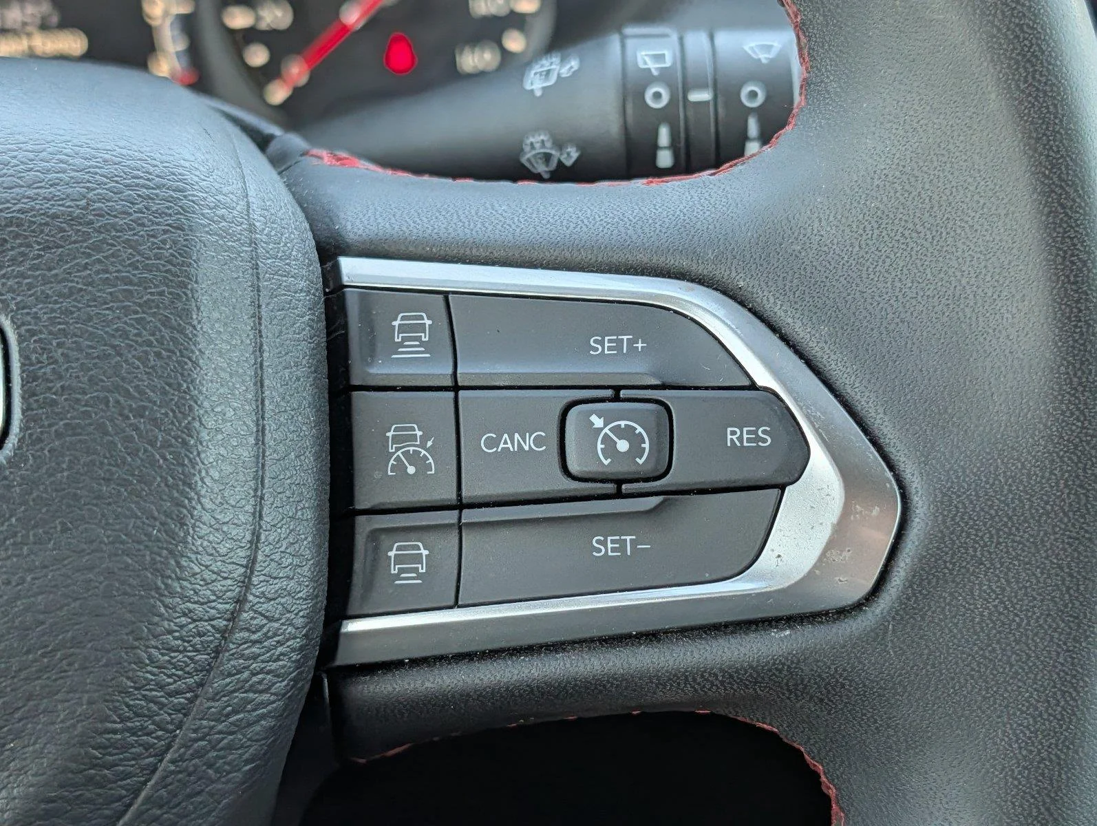 Used 2025 Silver Zynith Metallic Clearcoat Jeep Trailhawk image 24