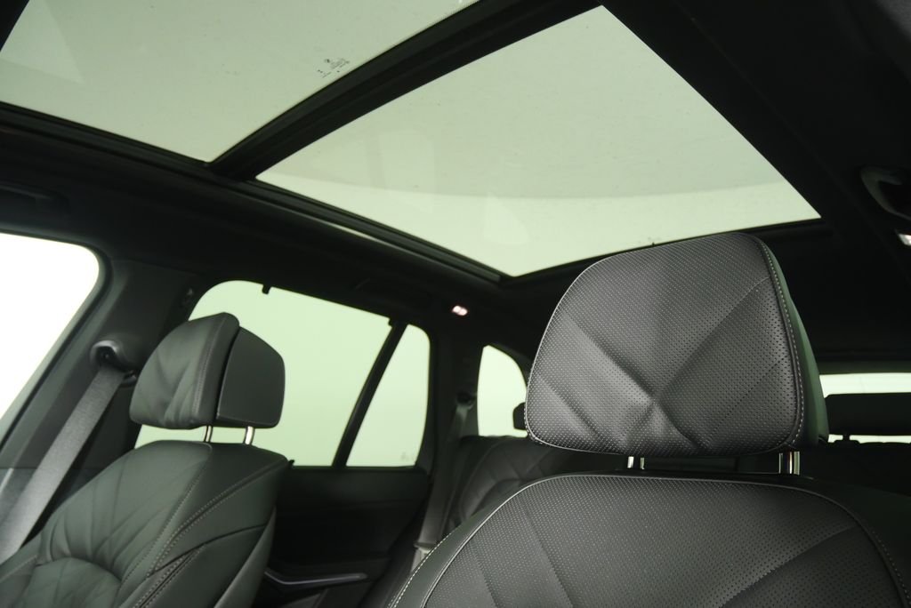 Used 2026 Mineral White Metallic BMW xDrive40i image 12