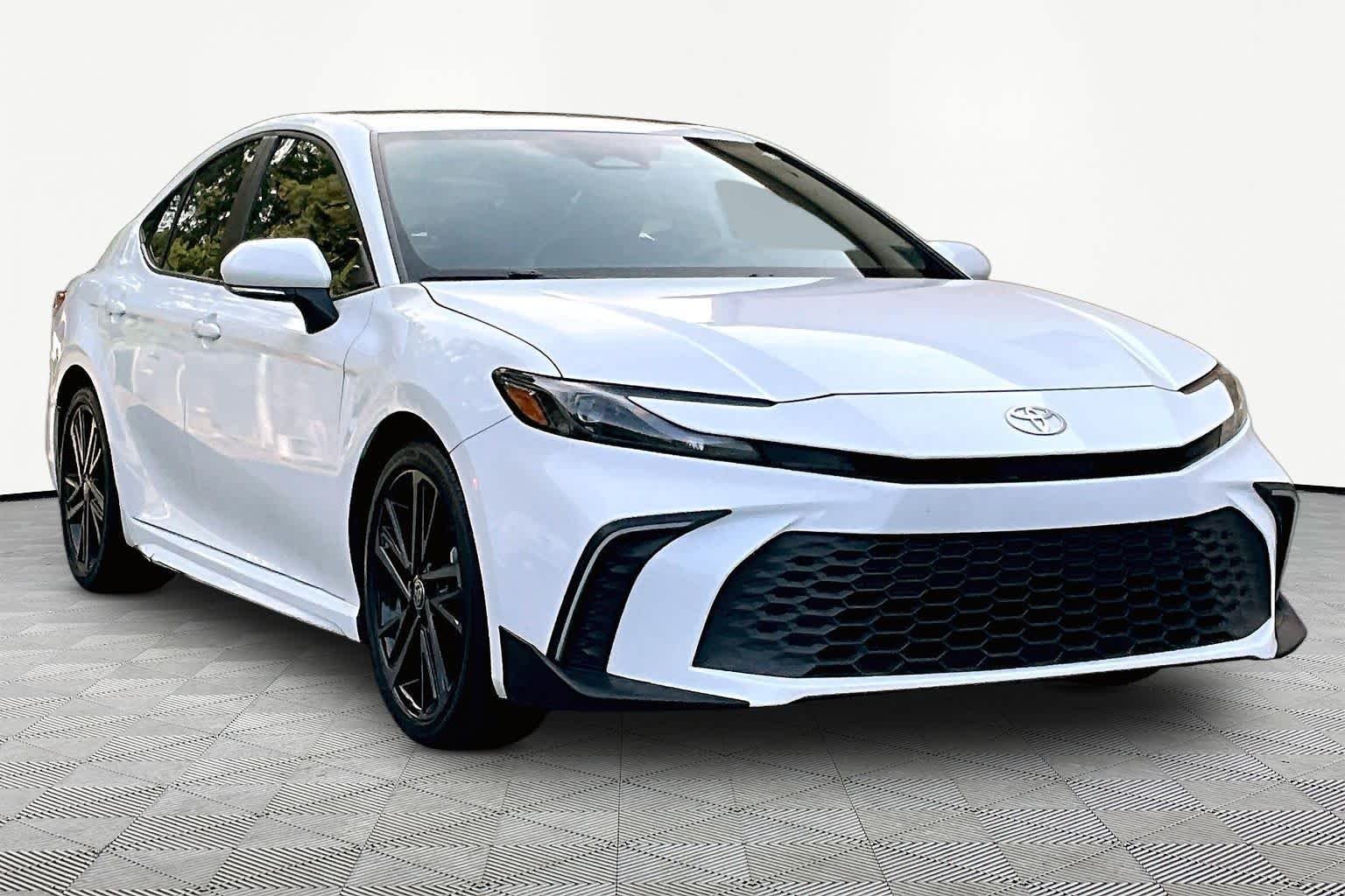 Certified Used 2025 Ice Cap Toyota SE image 3