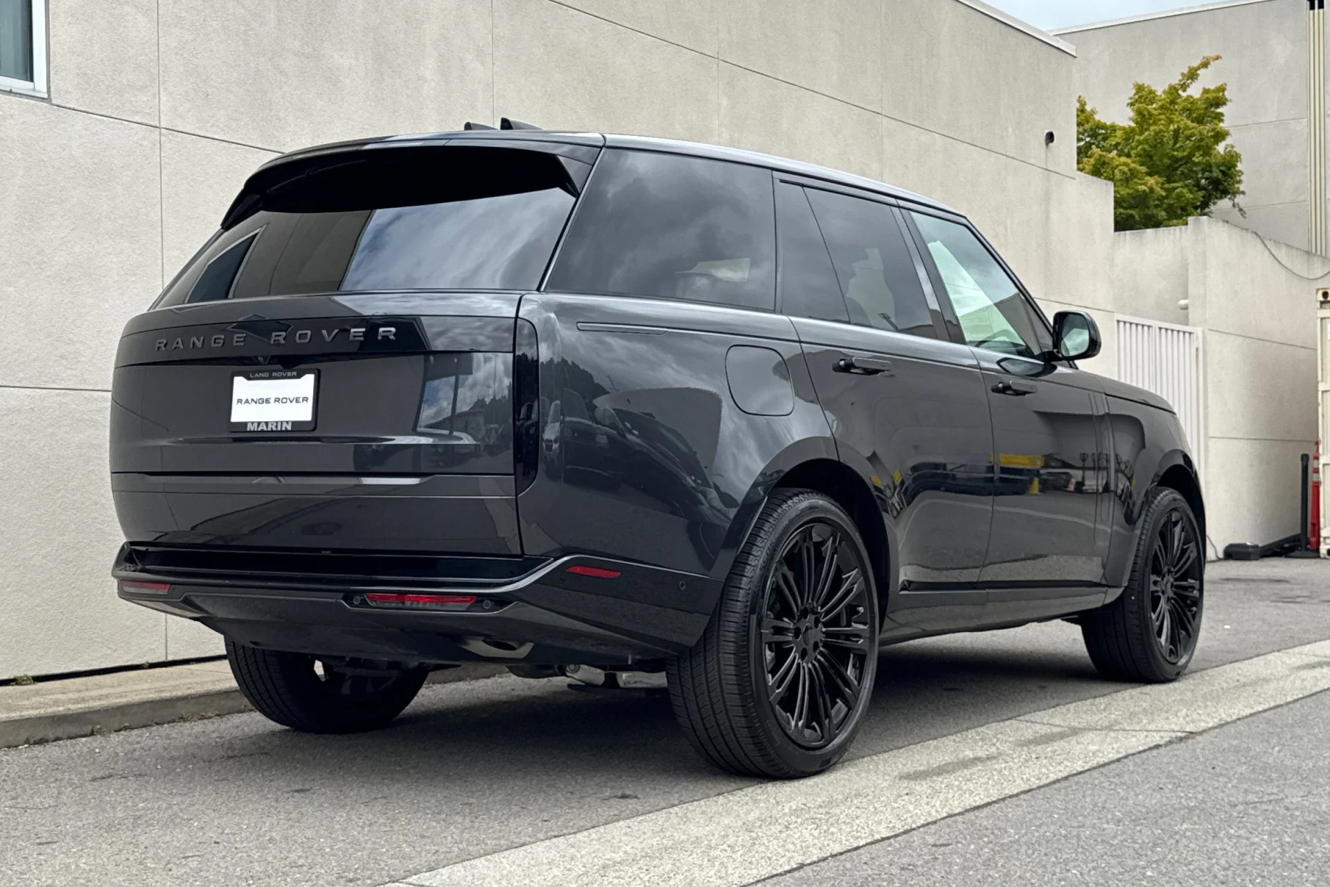 New 2026 Carpathian Grey Land Rover SE image 2