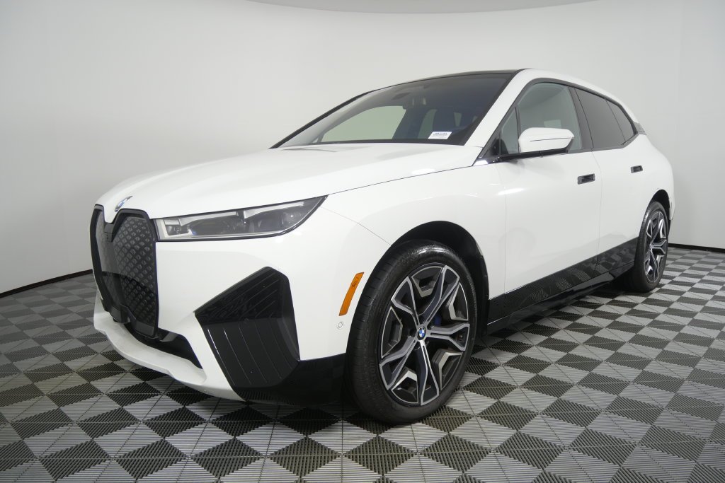 Used 2024 Alpine White BMW xDrive50 image 8