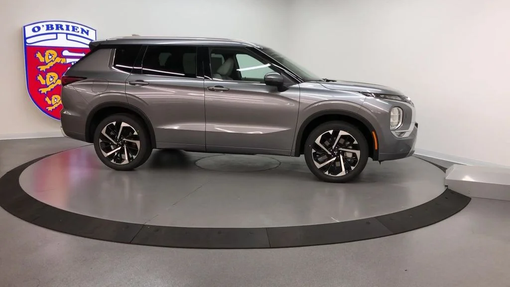 Used 2022 Mercury Gray Metallic Mitsubishi SEL image 2