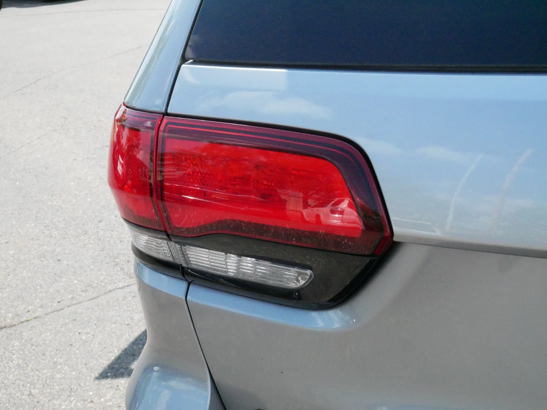 Used 2019 Billet Silver Metallic Clearcoat Jeep Altitude image 17