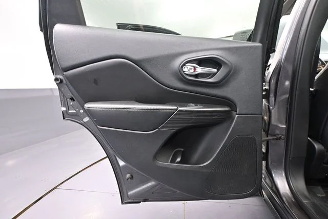 Used 2015 Gray Jeep Limited image 39