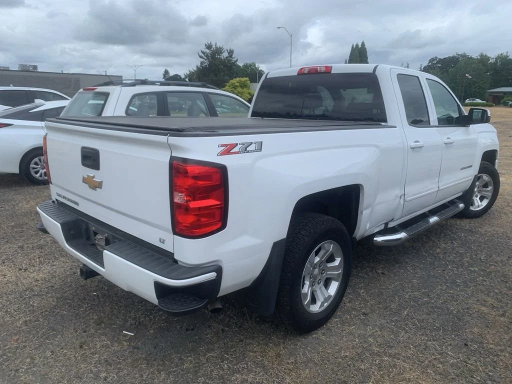 Used 2018 SUMMIT WHITE Chevrolet LT image 4