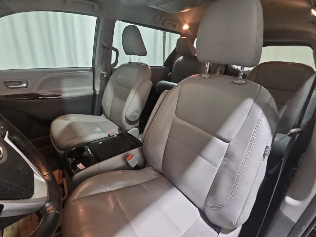 Used 2019 Parisian Night Pearl Toyota XLE Premium image 9