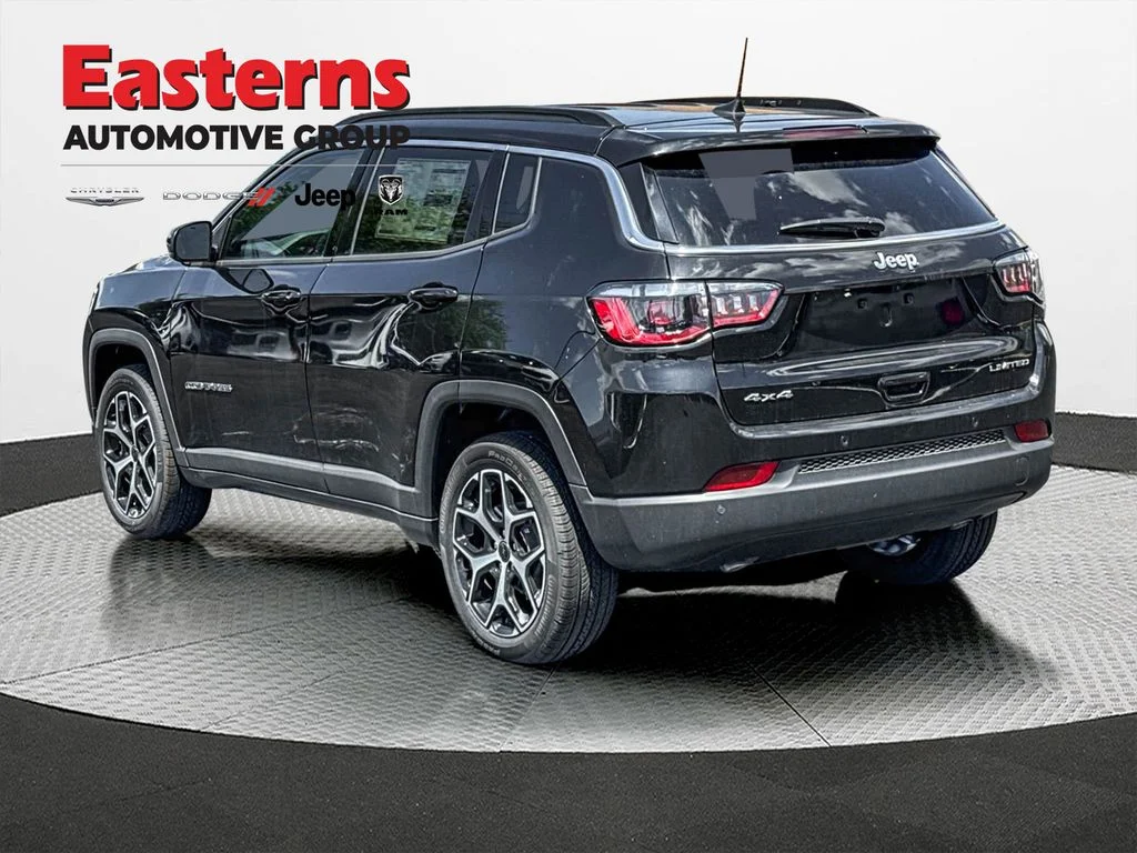 New 2026 Diamond Black Crystal Pearl-Coat Exterior Paint Jeep Limited image 7
