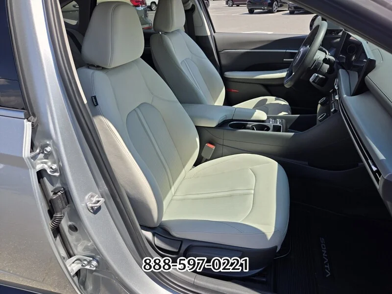 Used 2025 Silver HYUNDAI SEL image 19