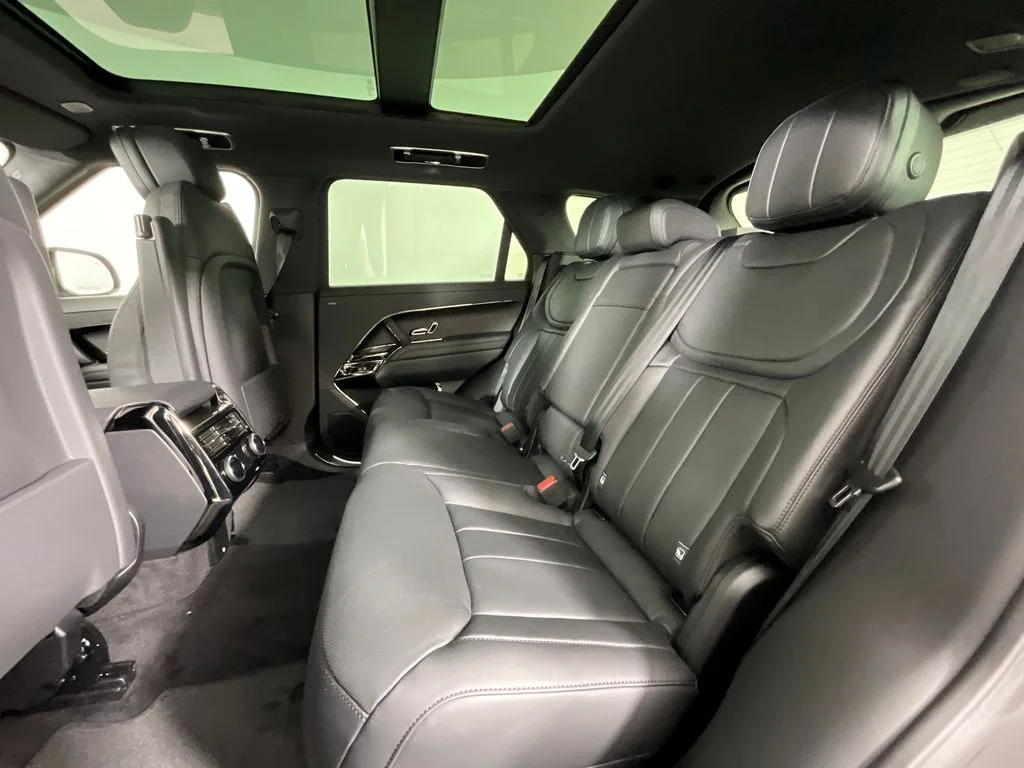 New 2026 Santorini Black Land Rover Dynamic SE image 5