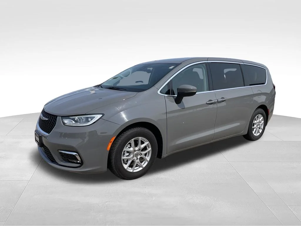 Used 2023 Ceramic Gray Clearcoat Chrysler Touring L image 5