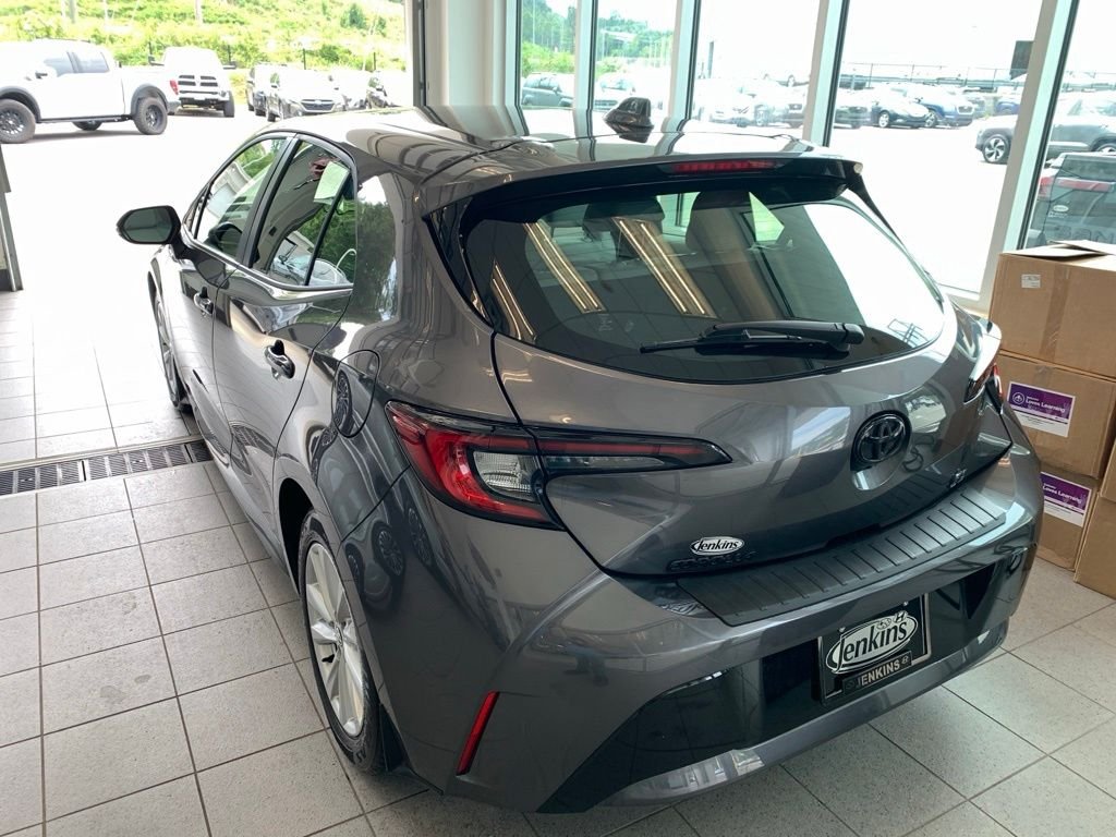 2025 Toyota Corolla Hatchback SE - Photo 13