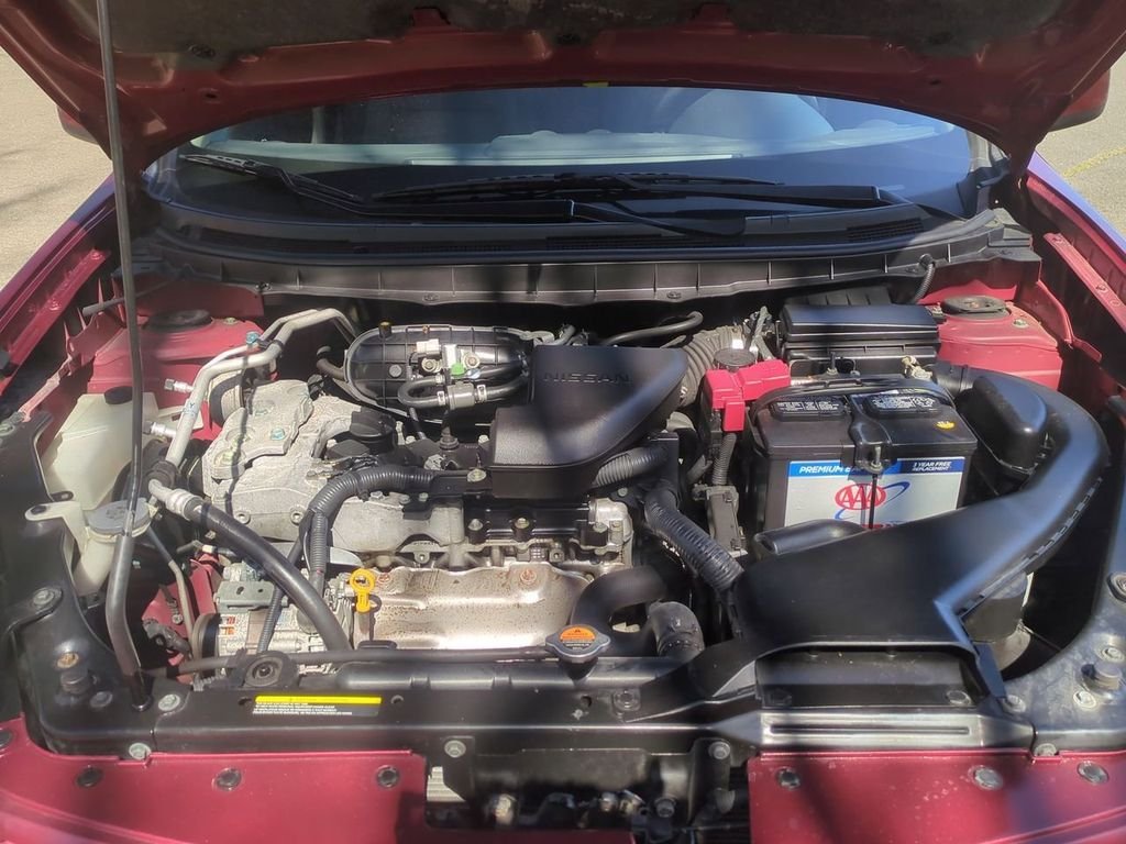 Used 2010 Red Nissan SL image 27
