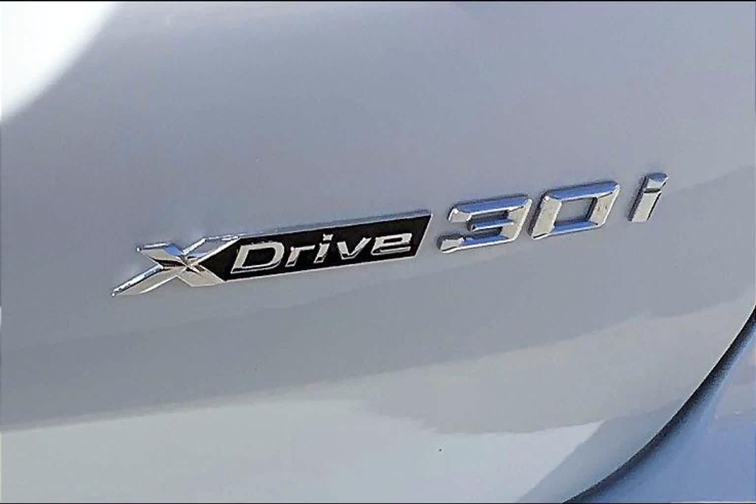 Used 2024 Alpine White BMW xDrive30i image 9